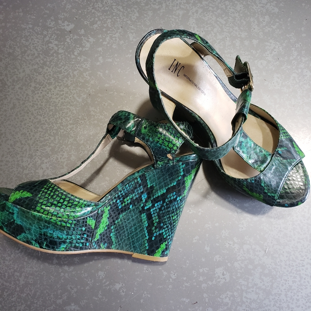 I.N.C. green 🐍 skin wedges
